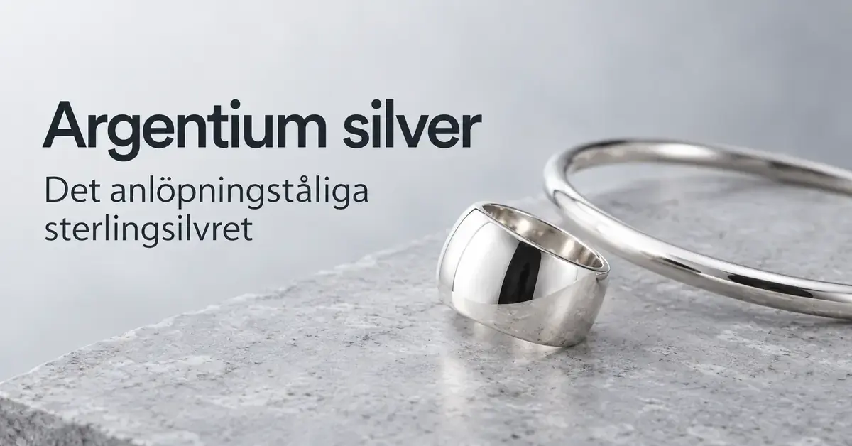 En blank silverring och ett silverarmband på en ljus stenyta intill texten ”Argentium silver – Det anlöpningståliga sterlingsilvret”.