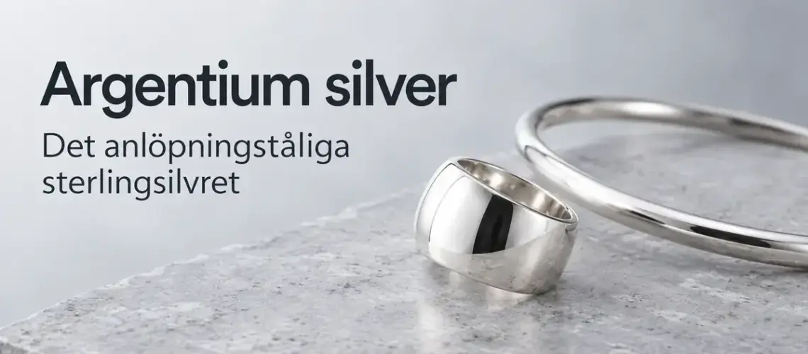 En blank silverring och ett silverarmband på en ljus stenyta intill texten ”Argentium silver – Det anlöpningståliga sterlingsilvret”.